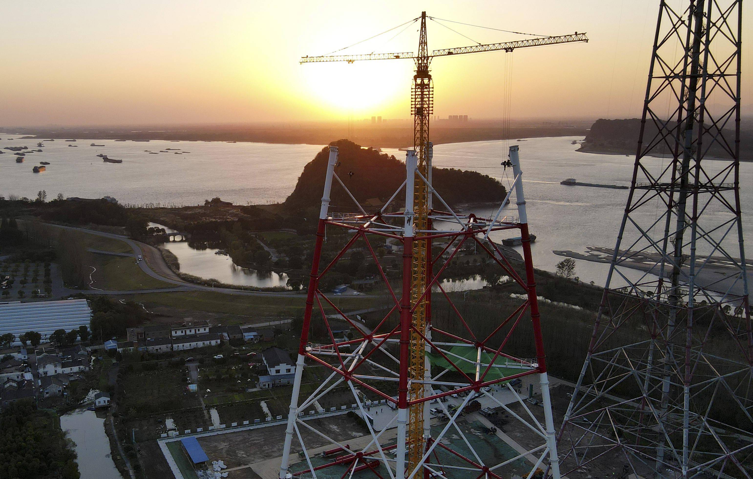 云端上的织网人 高空建电塔的能源通道“蜘蛛人”