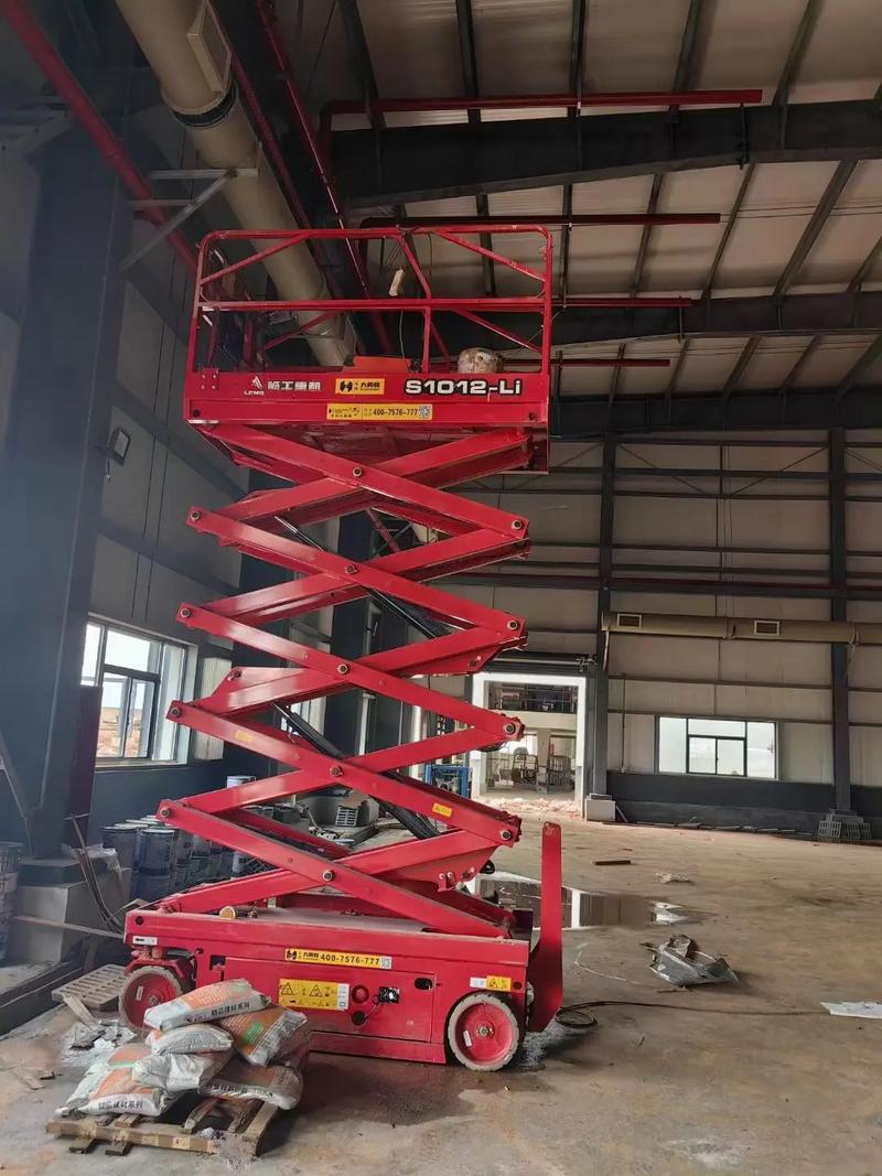 高空作业车辆全解析 高空车、升降车、曲臂车、登高车租赁指南与钢结构幕墙施工应用
