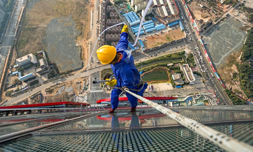 高空中的善建者 极限工程背后的智慧与勇气